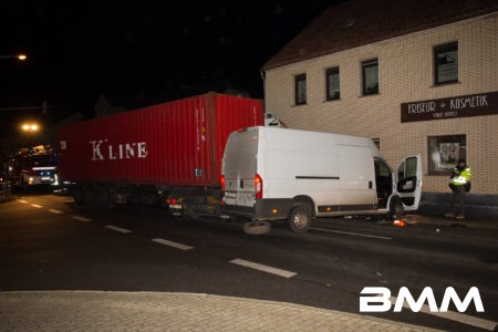 Königswartha: Transporter kollidiert mit LKW und Haus - Patient flüchtet